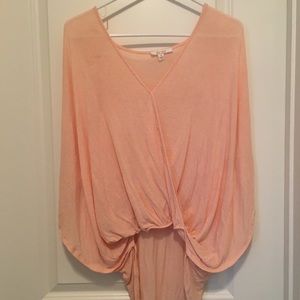 Light pink/peachy high-low top